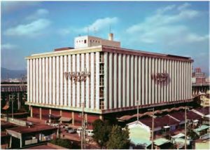 ③京都市南区吉祥院中島町に竣工した新しい本社ビル（1967年）