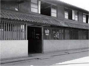 ①和江商事が京都室町に進出した頃の社屋（1950年代）